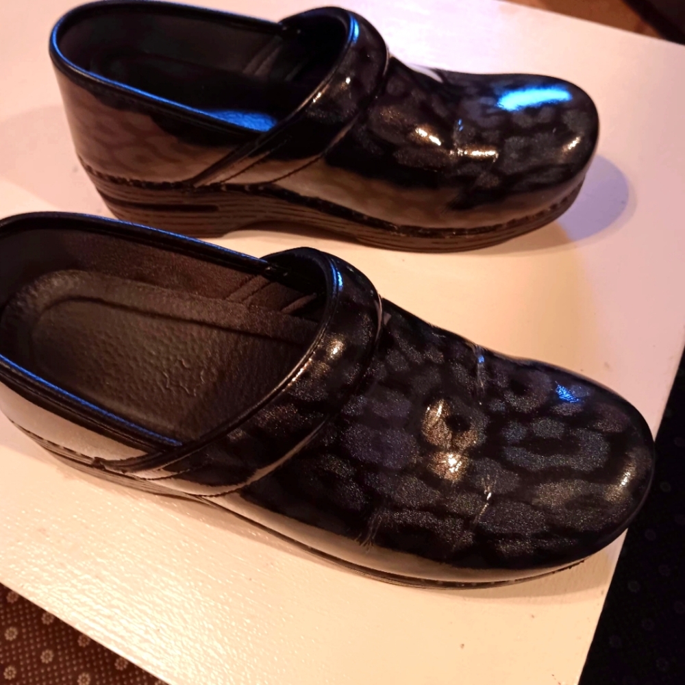 Dansko Irredesant Animal Print Mules Clogs Size 38/8 Black